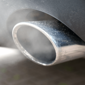 Auspuff eines Fahrzeugs mit Abgas, Emission, PEMS